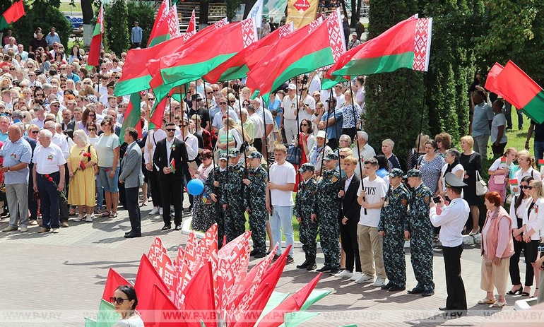 Митингом общественности и возложением цветов к Братской могиле павших воинов-освободителей началось празднования Дня Независимости